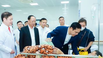 Chủ tịch UBND tỉnh Võ Trọng Hải thăm, động viên lực lượng vũ trang, công nhân, bệnh nhân trước thềm Xuân mới