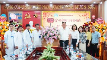 Thường trực HĐND tỉnh chúc mừng một số đơn vị y tế nhân kỷ niệm 71 năm ngày Thầy thuốc Việt Nam