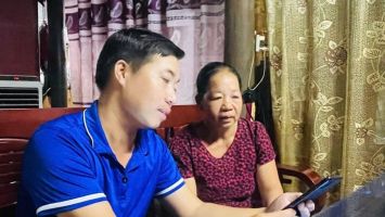 Khi người miền núi bán gà, làm du lịch bằng điện thoại thông minh