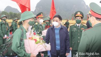 Phó Bí thư Thường trực Tỉnh ủy Nguyễn Văn Thông dự lễ giao, nhận quân tại huyện Con Cuông