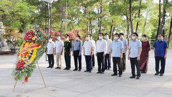 Đoàn đại biểu Nghệ An tưởng niệm các anh hùng liệt sĩ tại Nghĩa trang liệt sĩ Trường Sơn