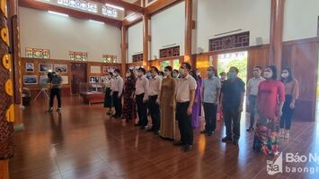 Lãnh đạo tỉnh dâng hương tưởng niệm đồng chí Nguyễn Thị Minh Khai