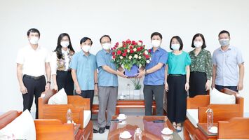 Lãnh đạo Ban Tuyên giáo Tỉnh uỷ, HĐND tỉnh, Uỷ ban MTTQ tỉnh chúc mừng Đài PT-TH Nghệ An nhân kỷ niệm ngày thành lập ngành.