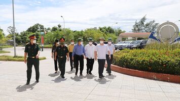 Chủ tịch UBND tỉnh kiểm tra, tặng quà lực lượng làm nhiệm vụ tại khu cách ly tập trung