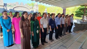 HĐND tỉnh dâng hương tại Khu di tích Truông Bồn và Nghĩa trang liệt sĩ Quốc tế Đô Lương