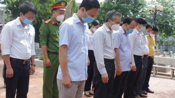 Thắp hương tưởng niệm tại nghĩa trang liệt sỹ xã Thanh Tiên và thăm, tặng quà mẹ Việt Nam anh hùng