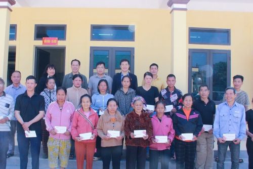 Đại biểu Quốc hội trao quà Tết cho người dân 6 xã: Chiêu Lưu, Tam Quang, Châu Khê, Nhân Hòa , Văn Hiến và Đại Đồng
