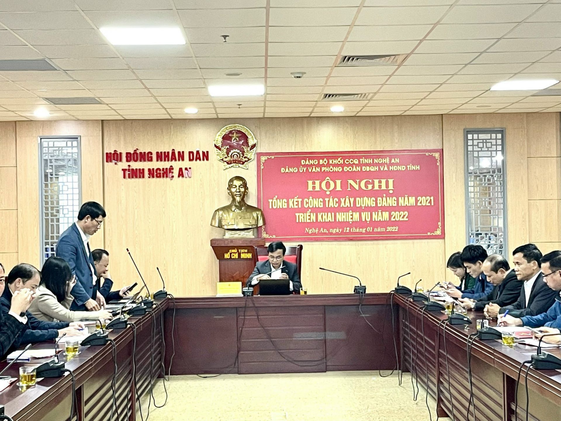 d-c-son-trinh-bay-bao-cao.jpg