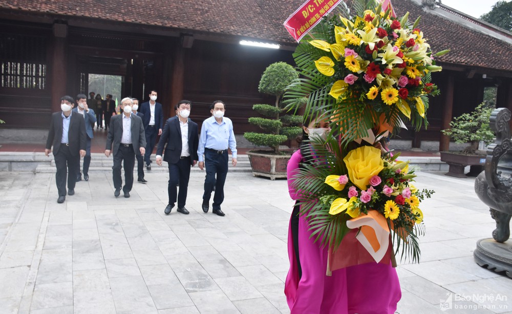 Phó Chủ tịch Thường trực Quốc hội Trần Thanh Mẫn dâng hương tại Khu di tích Kim Liên