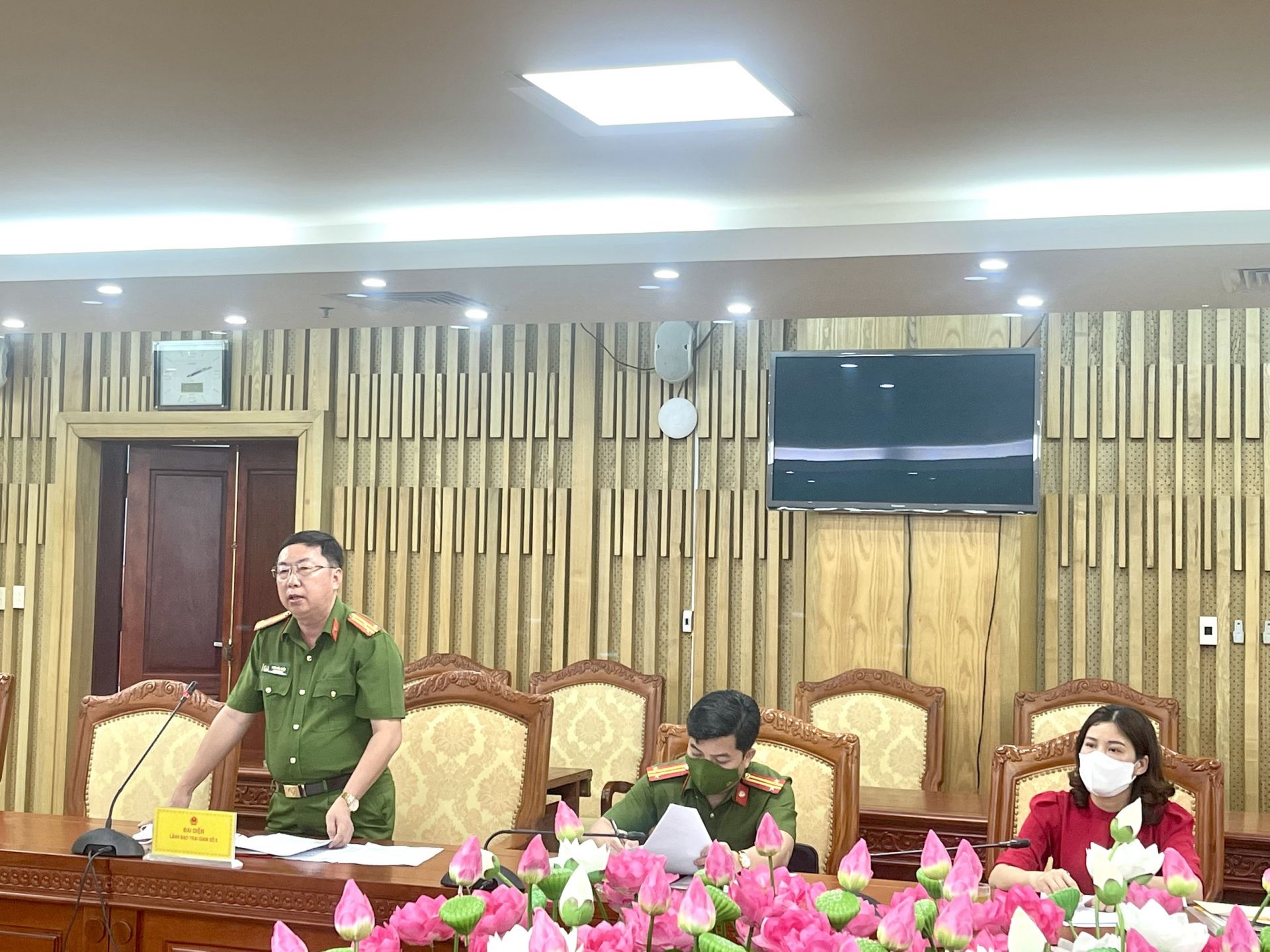 thuong-ta-thai-van-thuy-pho-giam-thi-trai-6-trao-doi-thong-tin-cac-noi-dung-lien-quan-den-du-thao-nghi-quyet-thi-diem-mo-hinh-to-chuc-hoat-dong-lao-dong-huong-nghiep-day-nghe-cho-pham-nhan-ngoai-trai-giam-.jpg