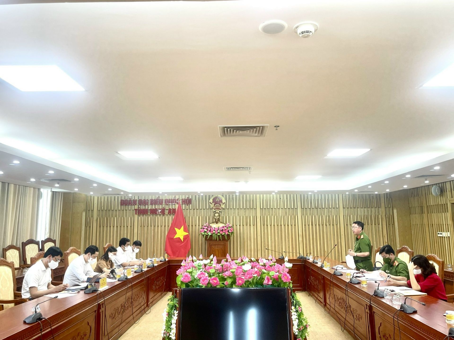 toan-canh-buoi-lam-viec-voi-tram-giam-so-6.jpg