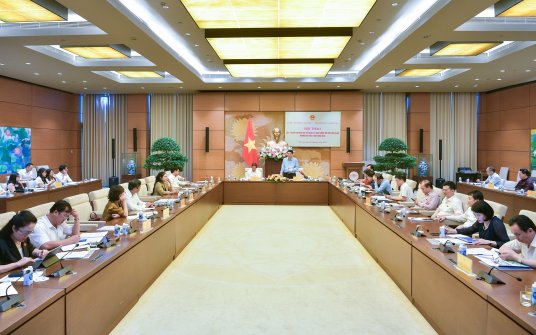Chú trọng xây dựng chính sách hỗ trợ, thu hút nhà giáo
