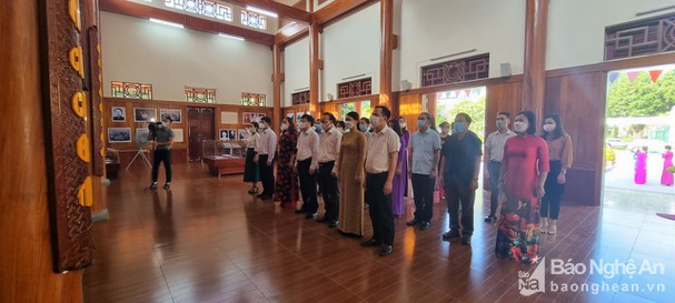 Lãnh đạo tỉnh dâng hương tưởng niệm đồng chí Nguyễn Thị Minh Khai