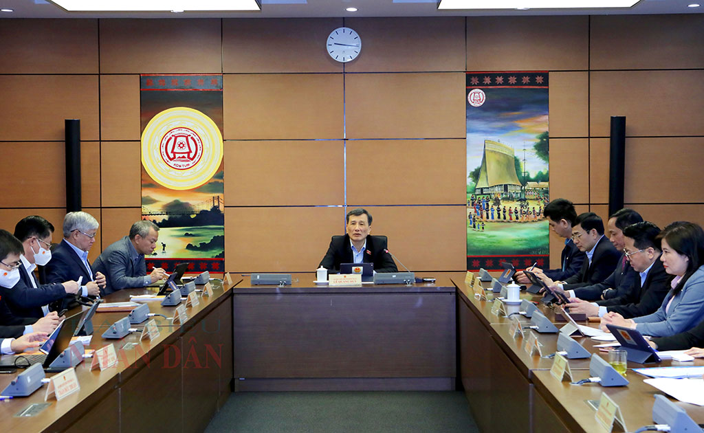 Thảo luận tại tổ 5: Đại biểu Quốc hội góp ý về dự án Luật Điện ảnh (sửa đổi) và Luật Thi đua, khen thưởng (sửa đổi).