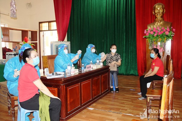 Nghệ An đang triển khai tiêm 200.000 liều vaccine Astrazeneca cho người dân toàn tỉnh