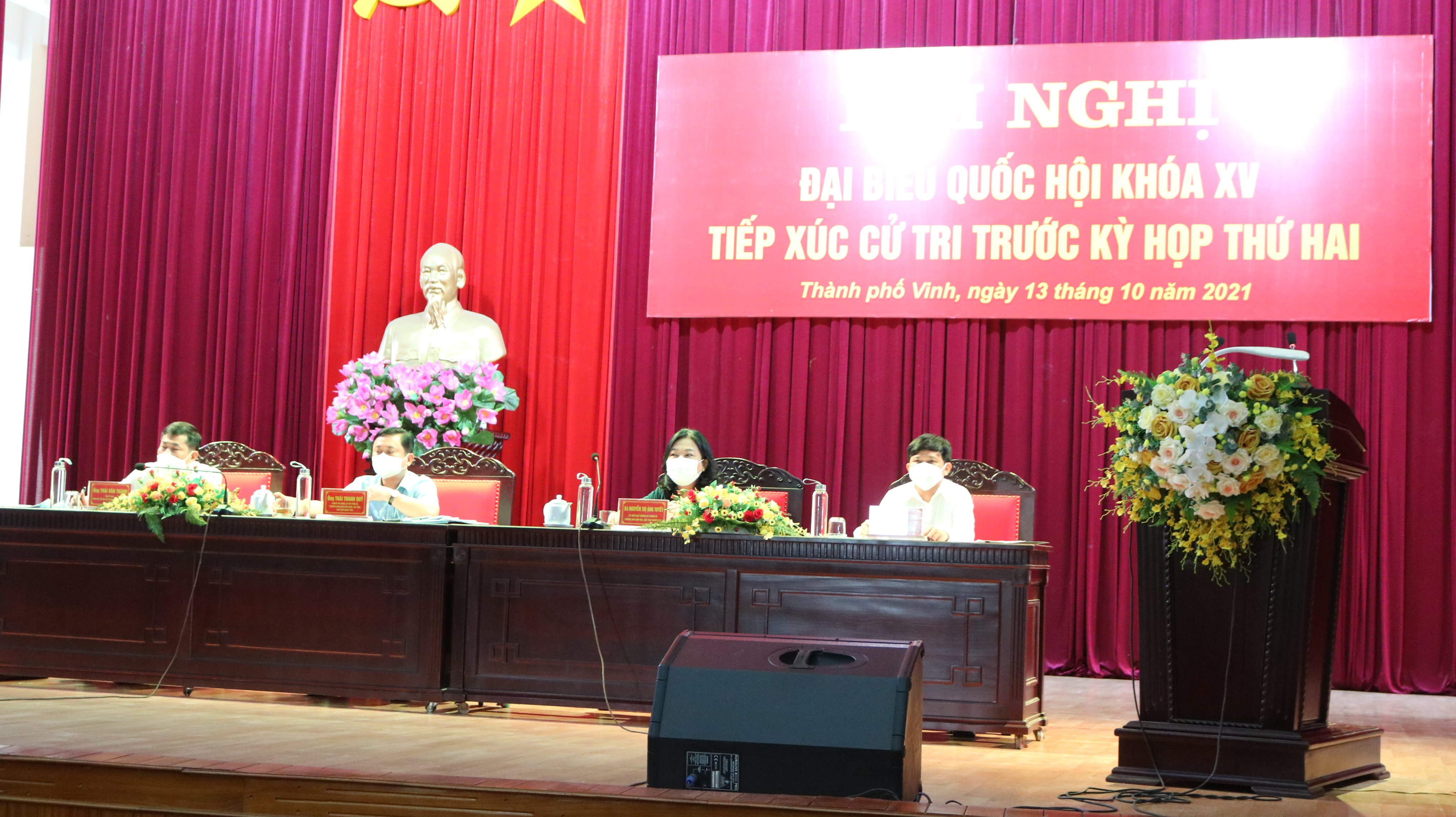 Đại biểu Quốc hội tiếp xúc cử tri tại thành phố Vinh và huyện Nam Đàn